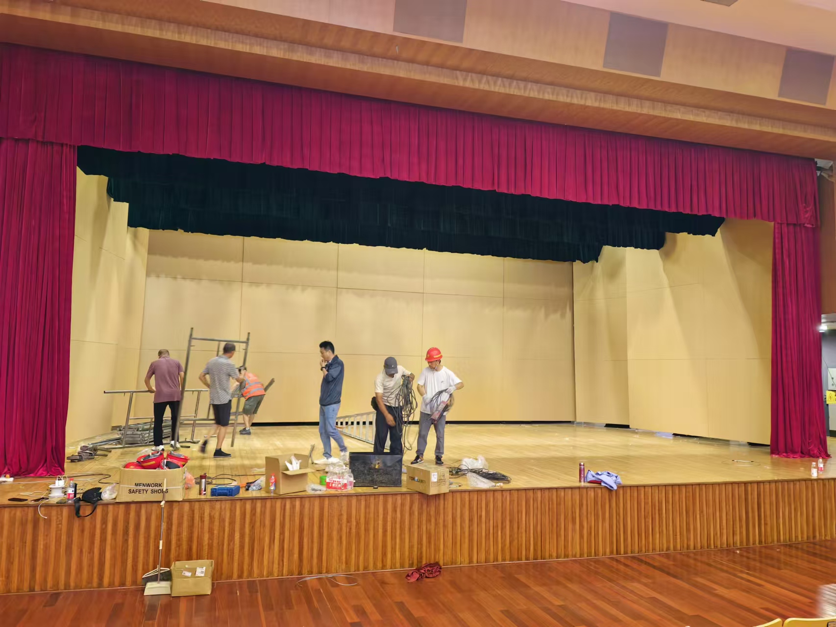 可移動(dòng)升降式反聲板8